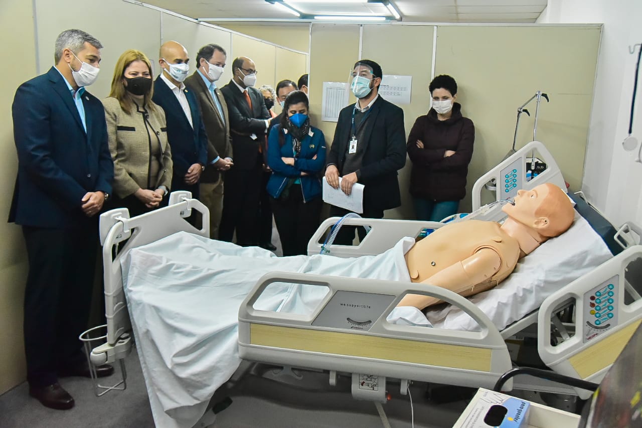 Visita del presidente de la República, Mario Abdo Benítez, al Instituto Nacional de Salud. Foto: Gentileza