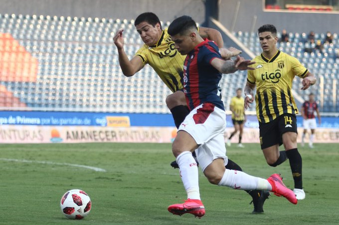 Jugadores de Cerro Porteño y Guaraní se encuentran por la pelota.