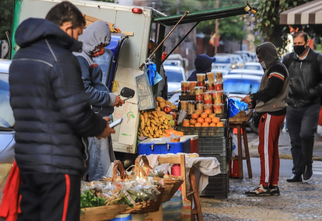 Personas circulando por las calles de Asunción.