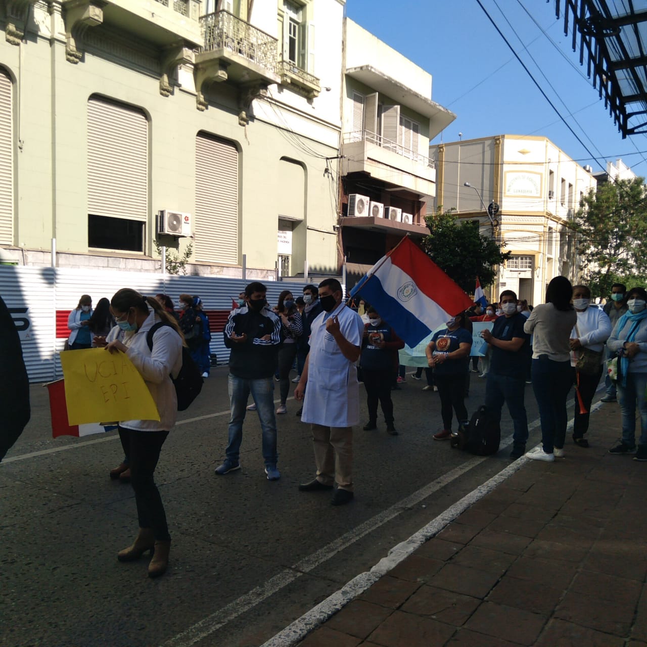 Personal de blanco del Hospital de Clínicas se manifiesta frente al Ministerio de Hacienda. Foto: Clara Martínez