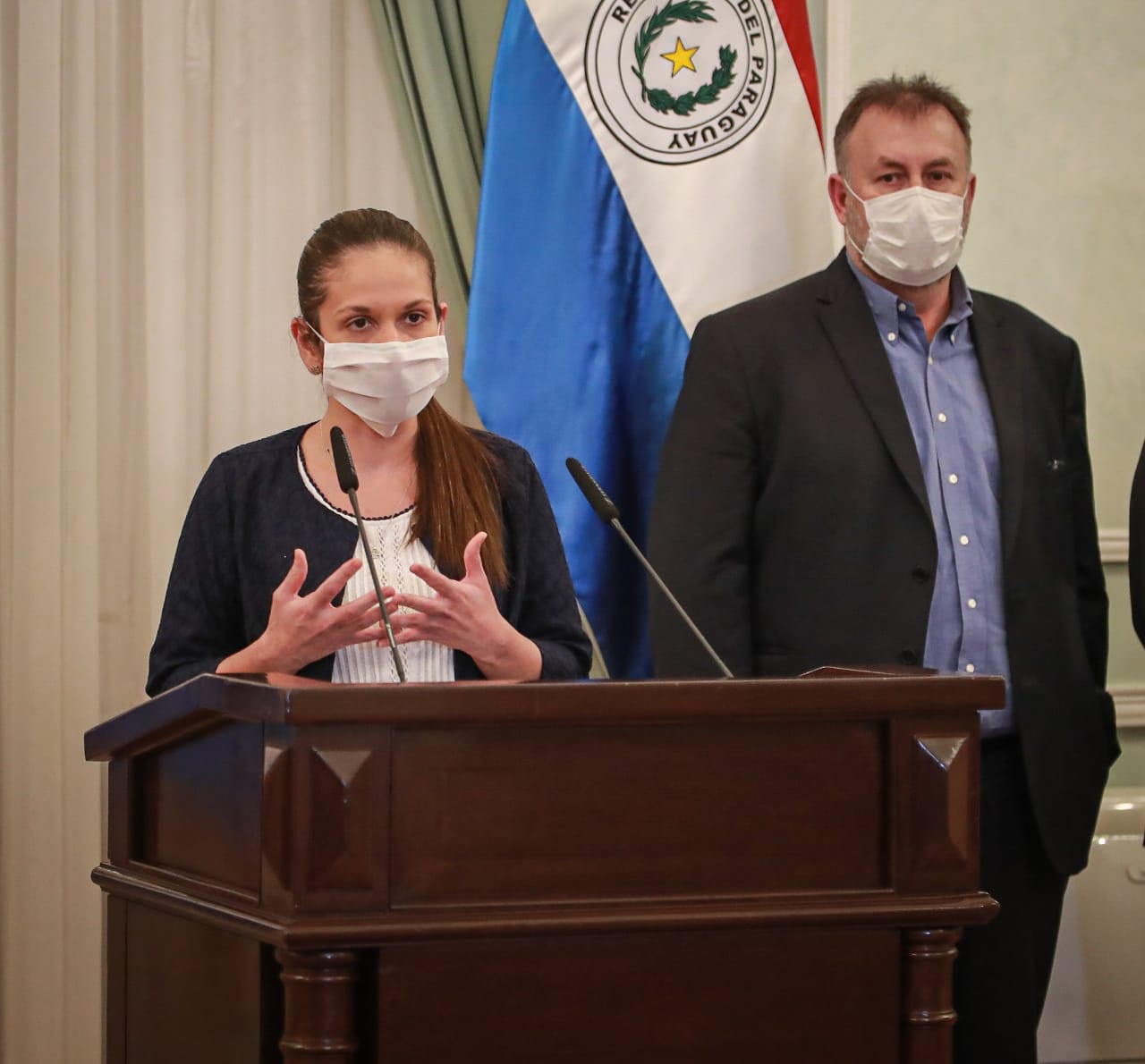 Carmen Marín de Hacienda, junto con Benigno López, ministro.