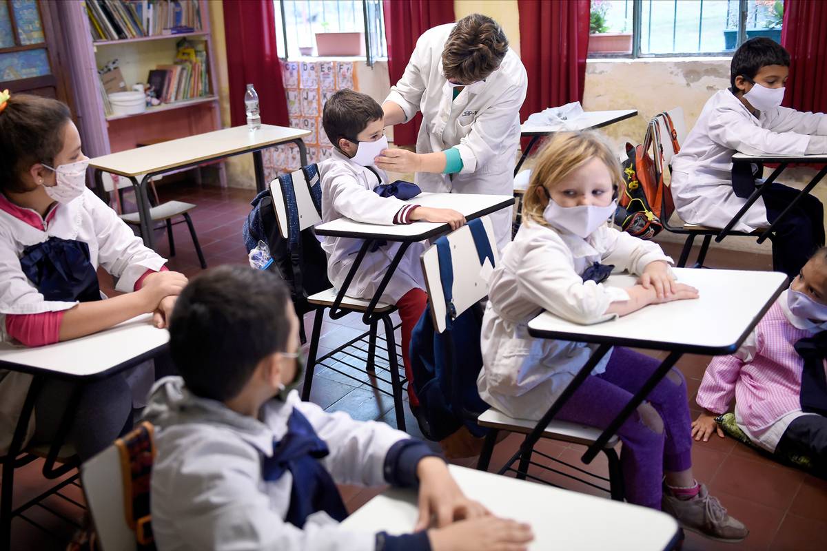 Imagen ilustrativa. Niños uruguayos en aula de clases usando tapabocas.
