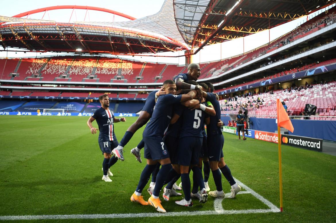 Jugadores del PSG abrazados festejando la victoria.