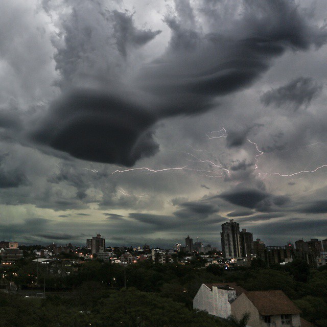 Foto referencial. Tormenta eléctrica sobre la ciudad de Asunción.