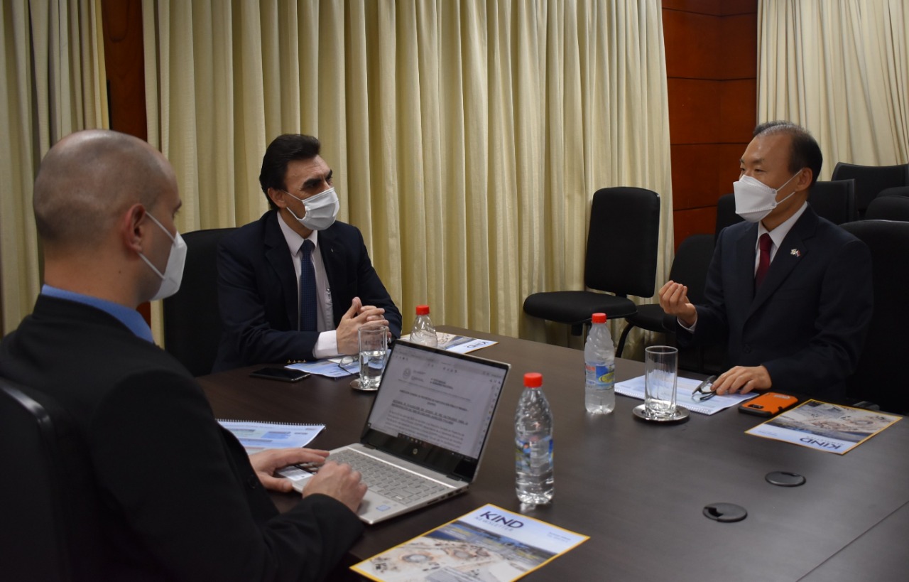 Reunión entre ministro de la STP, Carlos Pereira, embajador de Corea In Shik Woo, y especialistas en el tema.