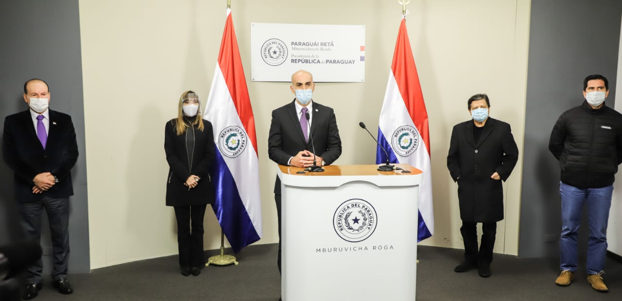 Ministros del Ejecutivo participando en conferencia de prensa.