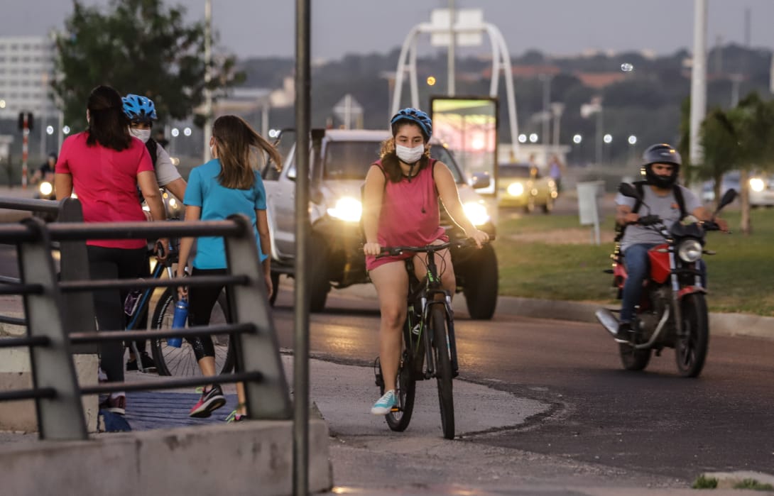 Personas haciendo actividades físicas en la Costanera de Asunción.