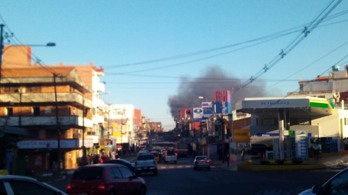 Una gran humareda se divisa en el Mercado Municipal N°4 a causa del incendio de un ómnibus. Foto: Gentileza