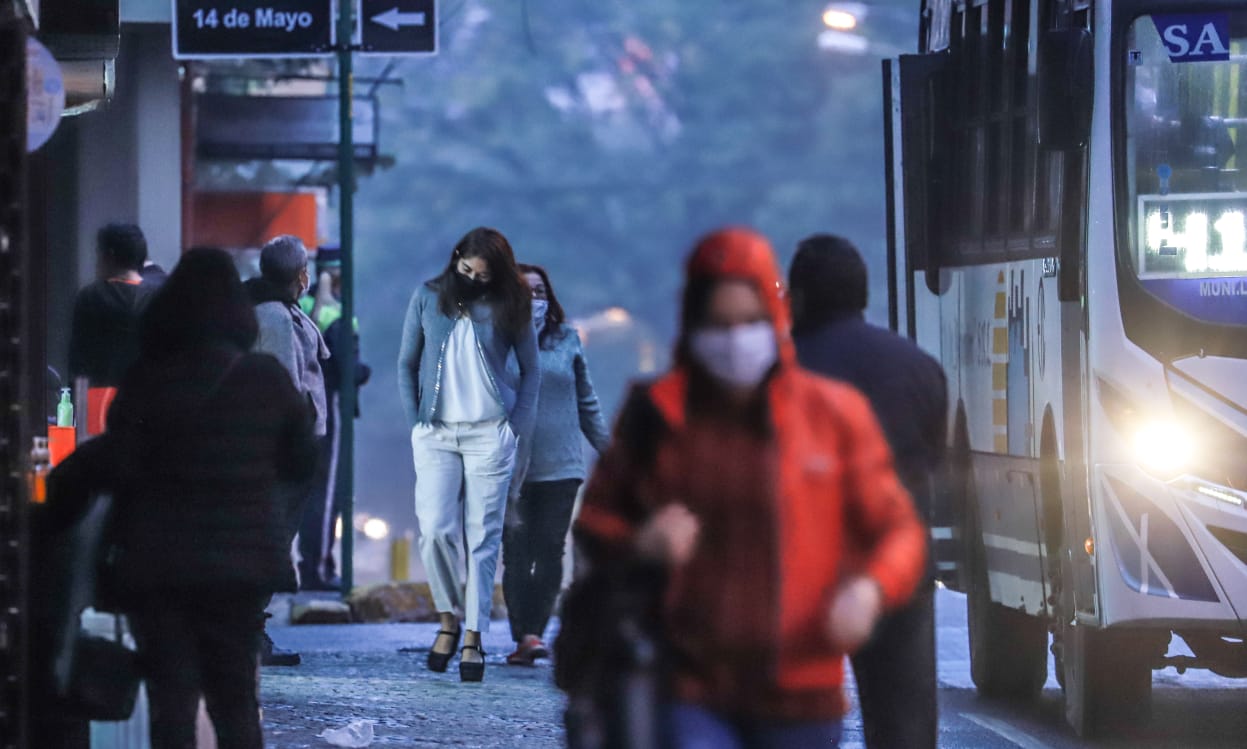 Personas caminando en las veredas del centro de Asunción.