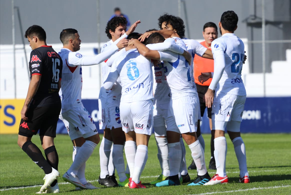 Equipo de Nacional festejando la victoria.