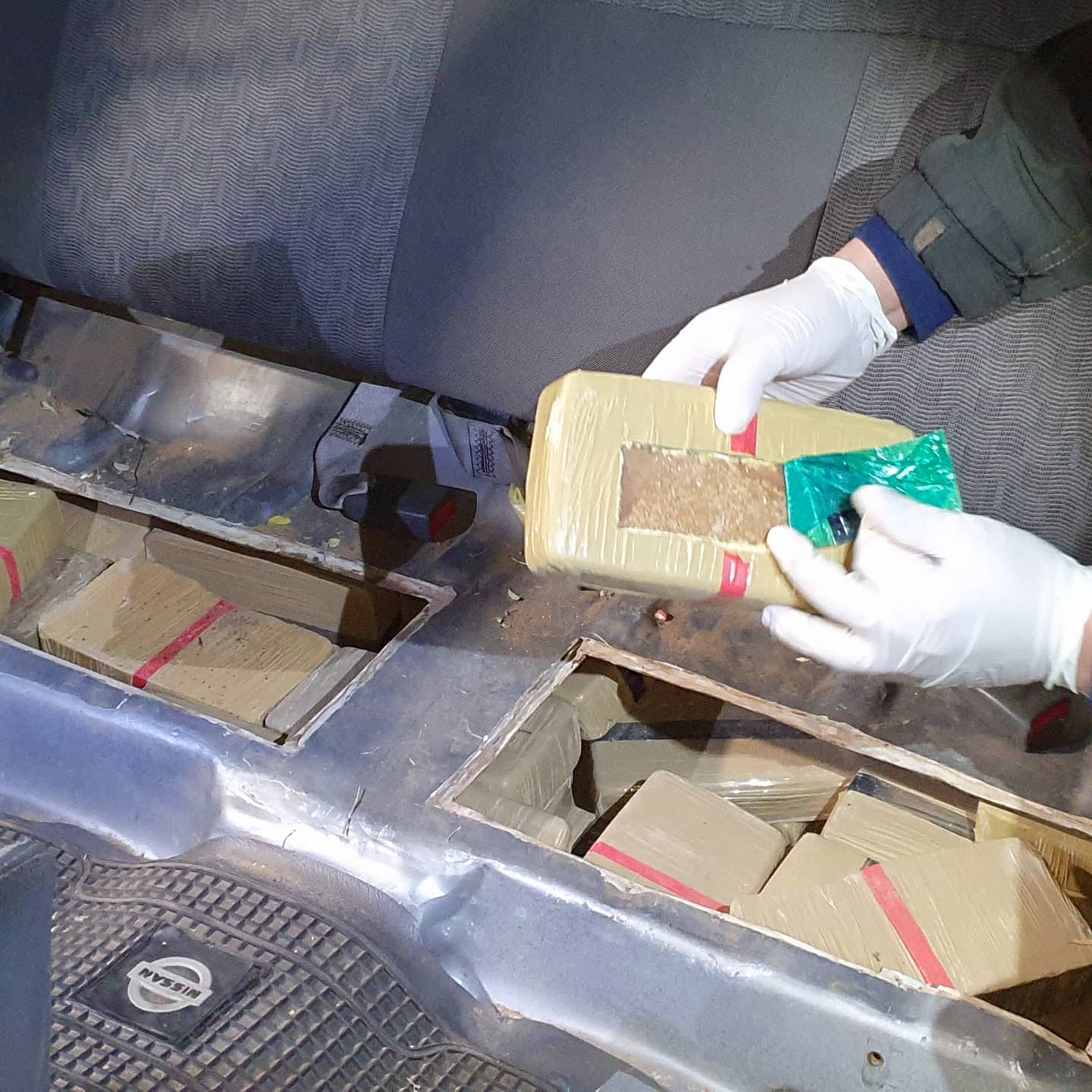 La droga se encontraba oculta en un doble fondo ubicado en el asiento trasero de la camioneta. Foto: SENAD