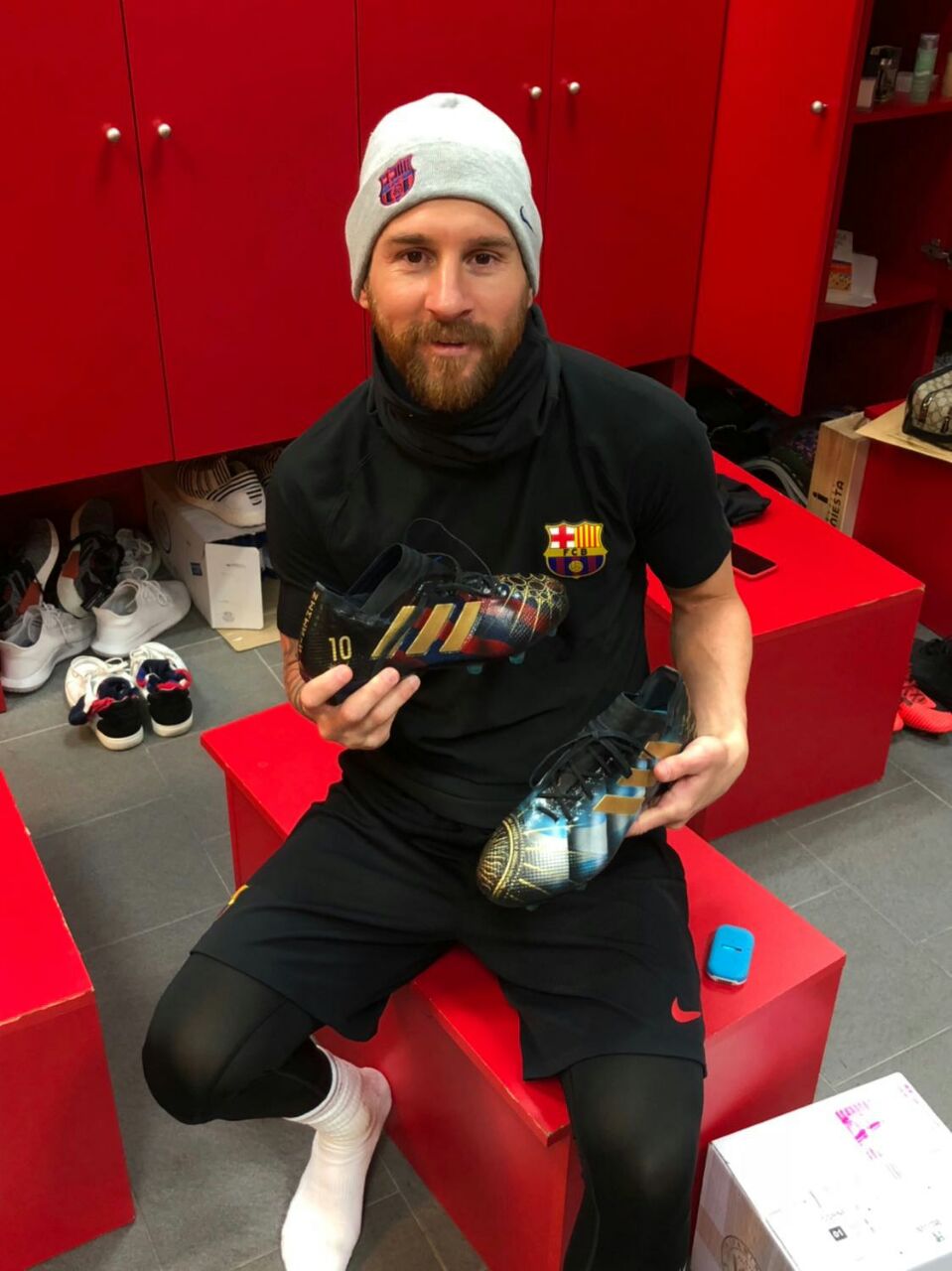 Lionel Messi posando con los botines diseñados por Lili. Foto: @lilicanteroart