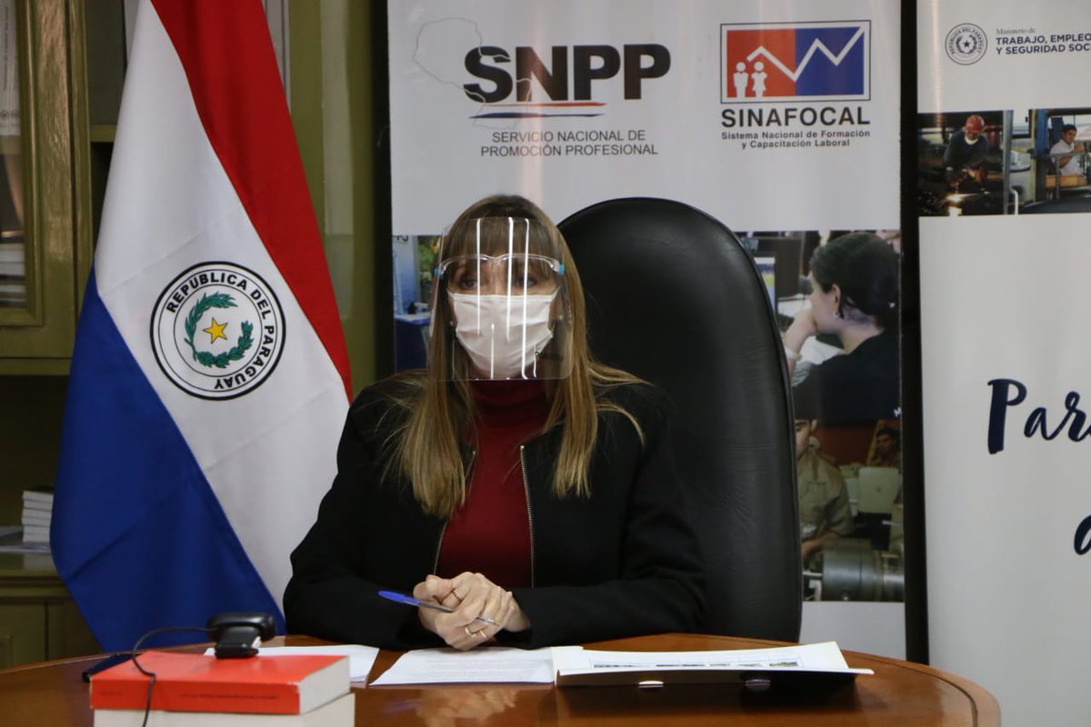 Ministra del Trabajo, Carla Bacigalupo, usando un protector facial y tapabocas.