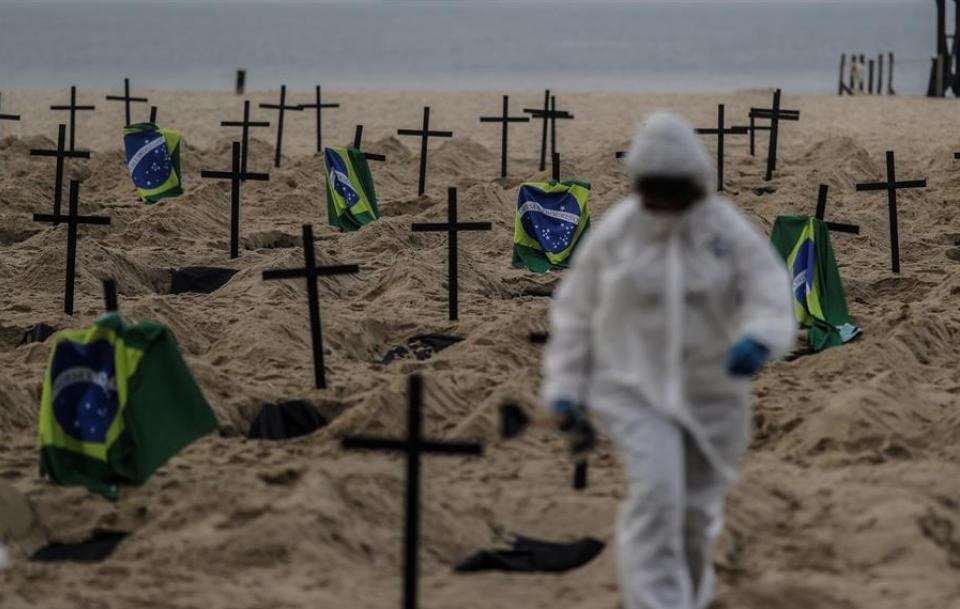 Ciudadanos en Río habían cavado fosas para representar las muertes en el Brasil, a modo de manifestarse.