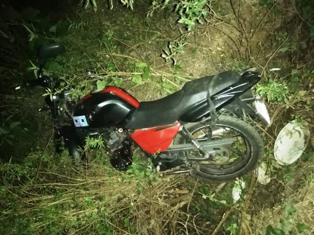 El motociclista perdió la vida en el lugar del accidente, a causa de los golpes sufridos. Foto: Gentileza