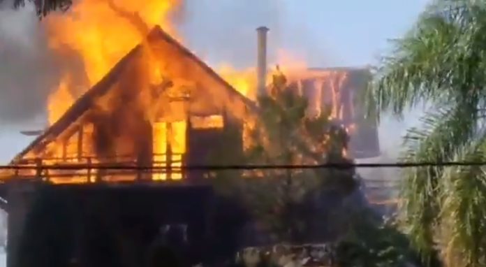 La cabaña fue consumida completamente por las llamas. Foto: Captura de video