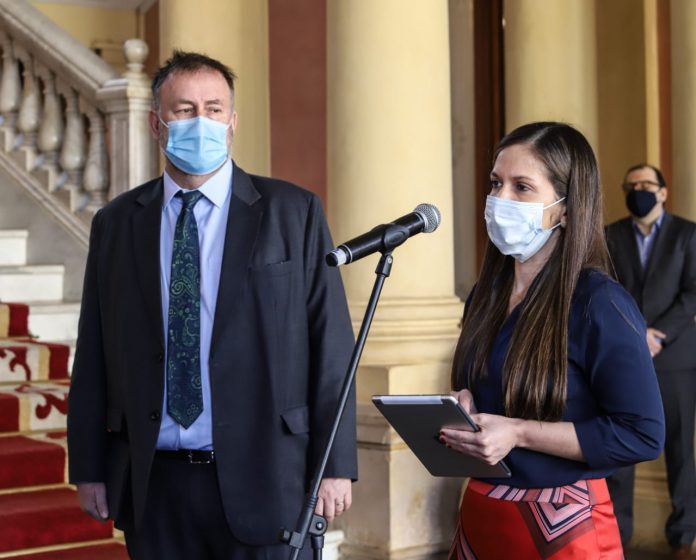 El ministro de Hacienda, Benigno López y la viceministra de Economía, Carmen Marín, en conferencia de prensa. Foto: Agencia IP