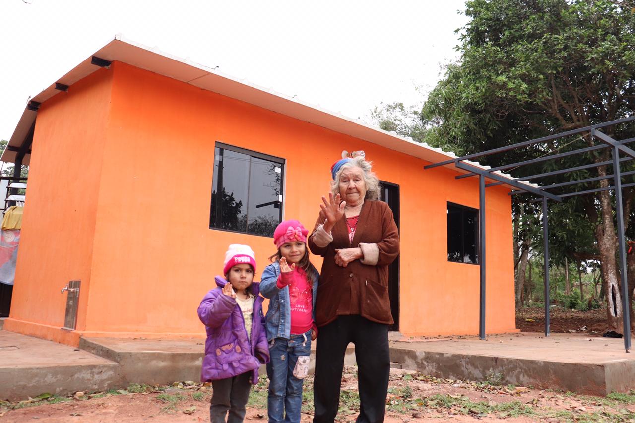 Familia beneficiaria de las viviendas inauguradas en Canindeyú.