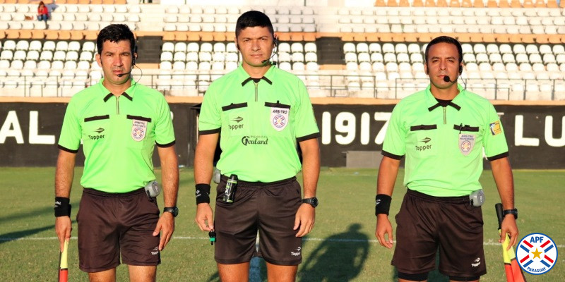 Tres árbitros listos para el desarrollo de un partido.
