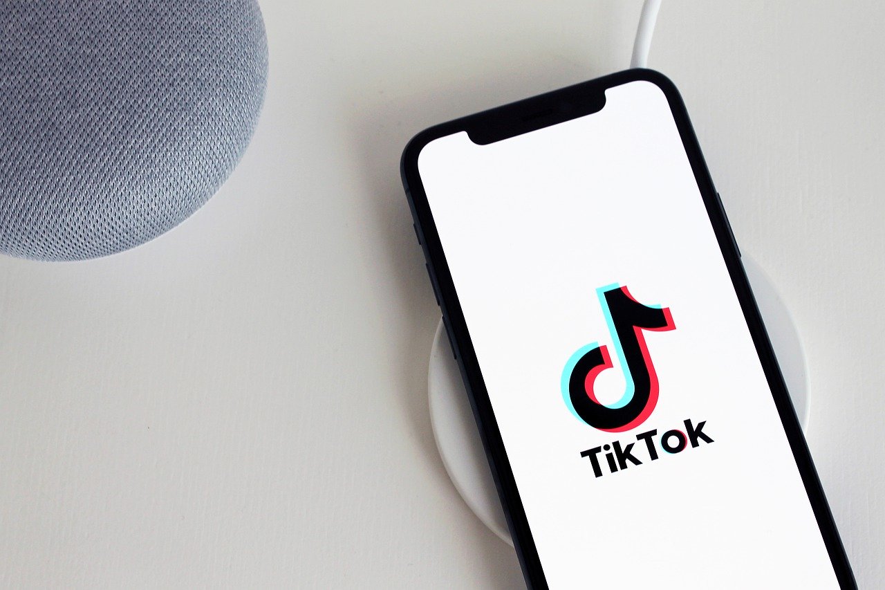 Teléfono inteligente proyectando el logo de inicio de la aplicación TikTok.