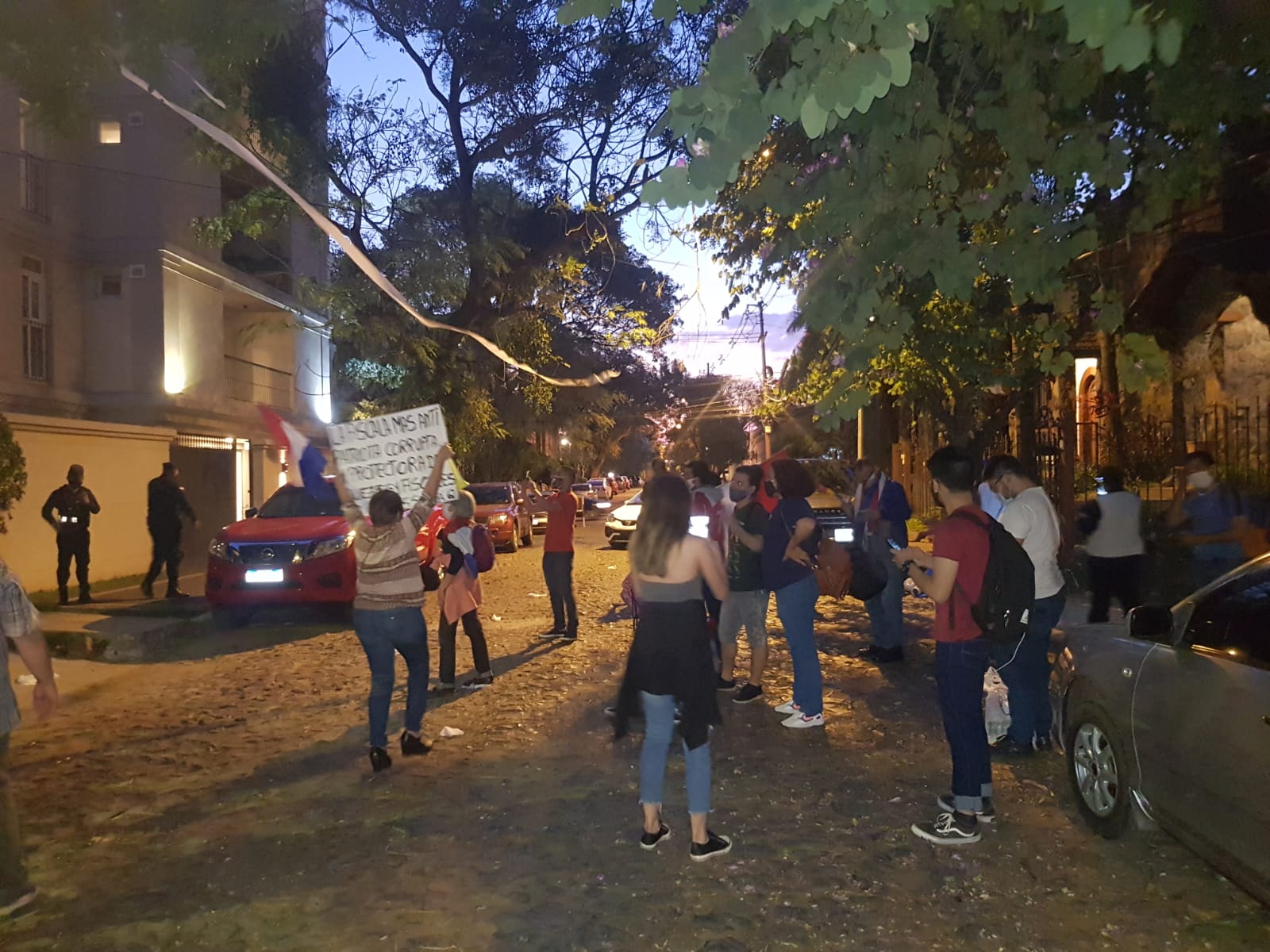 Estudiantes se manifiestan frente a la casa del ministro de Hacienda, Benigno López.