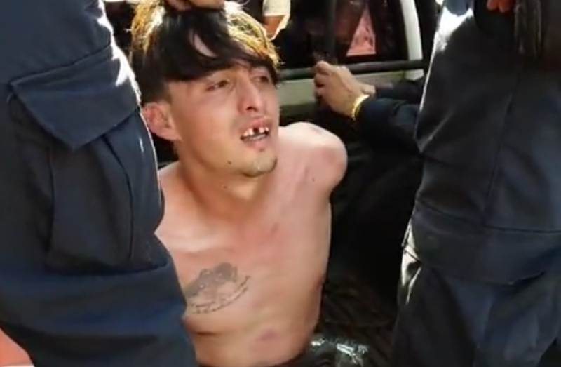 Alcides Caballero habría amenazado con explotar una garrafa y fue detenido por agentes policiales. Foto: Captura de video