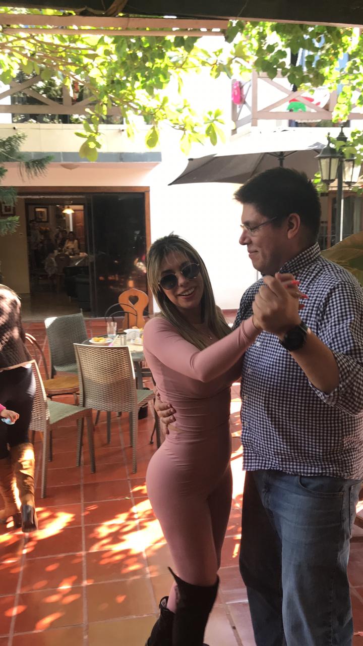 Dr. Portillo bailando con su novia la modelo Magalí Caballero.