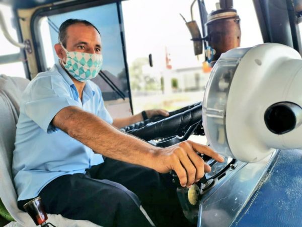 Chofer de transporte público usando tapabocas.