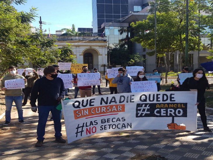 Estudiantes manifestándose en la Plaza de Armas.