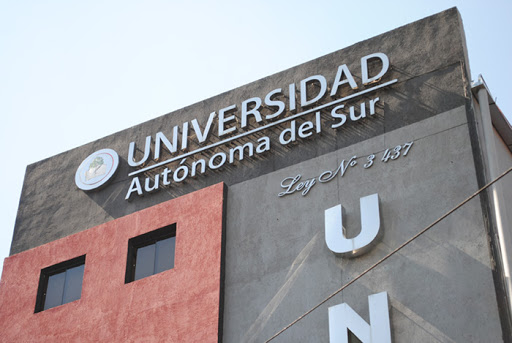 Parte de la fachada de la Universidad Autónoma del Sur.