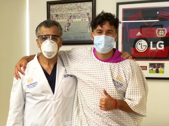 Jugador Bruno Valdez junto a su médico cirujano en México.