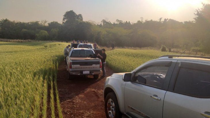 Móviles y agentes de policía en la zona del hallazgo.