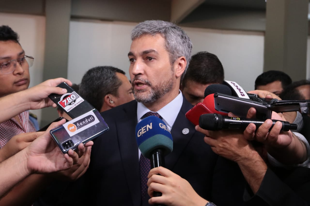 Presidente de la República, Mario Abdo Benítez hablando a los medios.