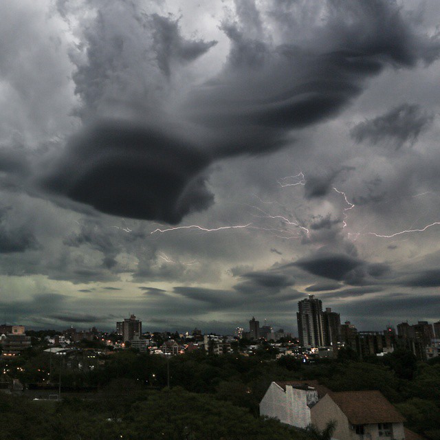 Cielo nublado y con rayos amenazando un tiempo severo a la ciudad de Asunción.