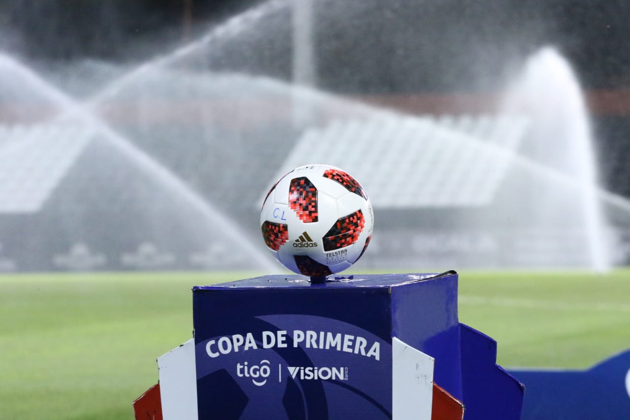 Pelota oficial del torneo posada en un pedestal en la cancha.