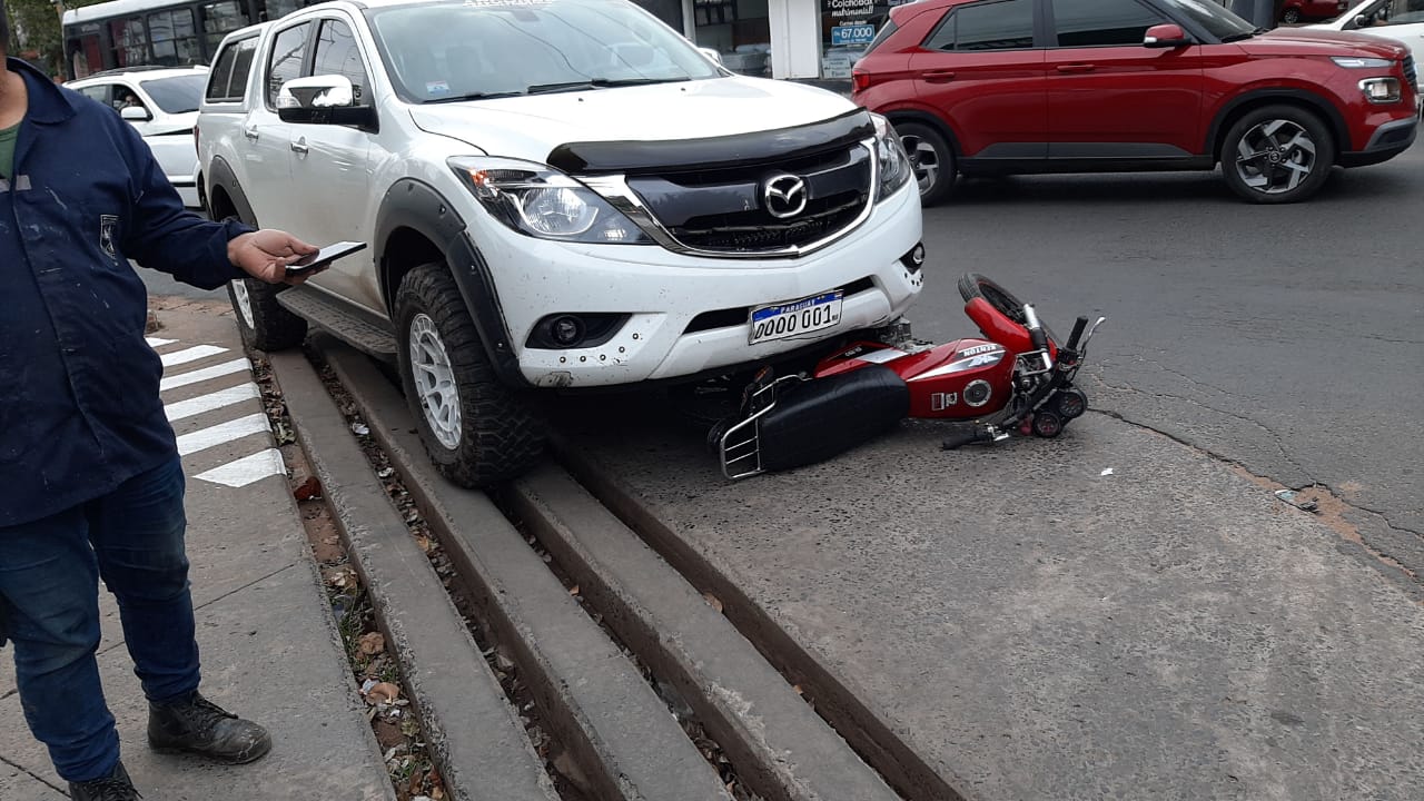 La moto quedó debajo de la camioneta.