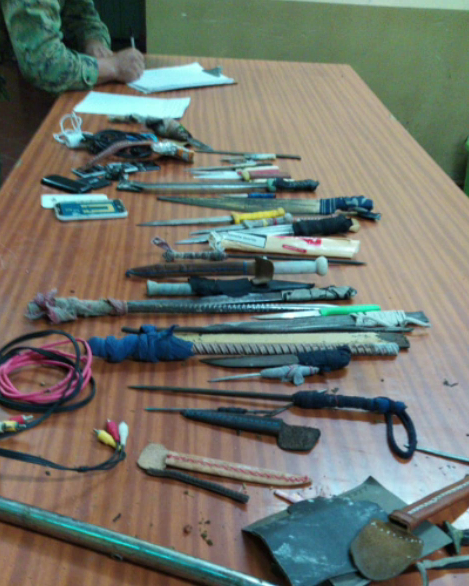 Varias armas blancas de fabricación casera fueron incautadas por los intervinientes. Foto: Gentileza