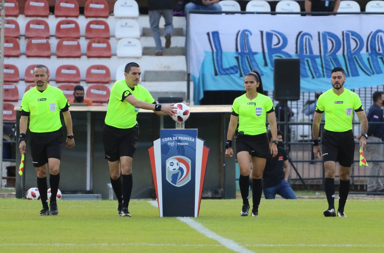 Árbitros ingresando a la cancha.