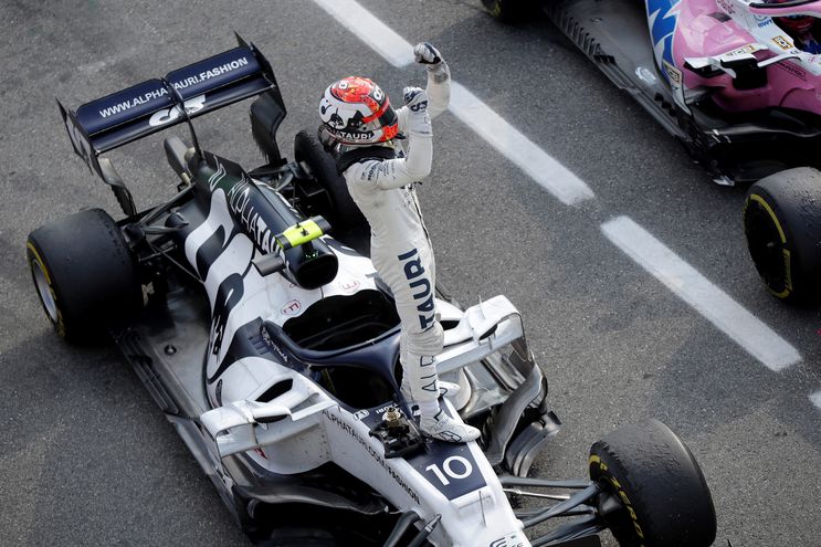 Pierre Gasly festejando sobre su auto su victoria en el Gran Premio de Italia.