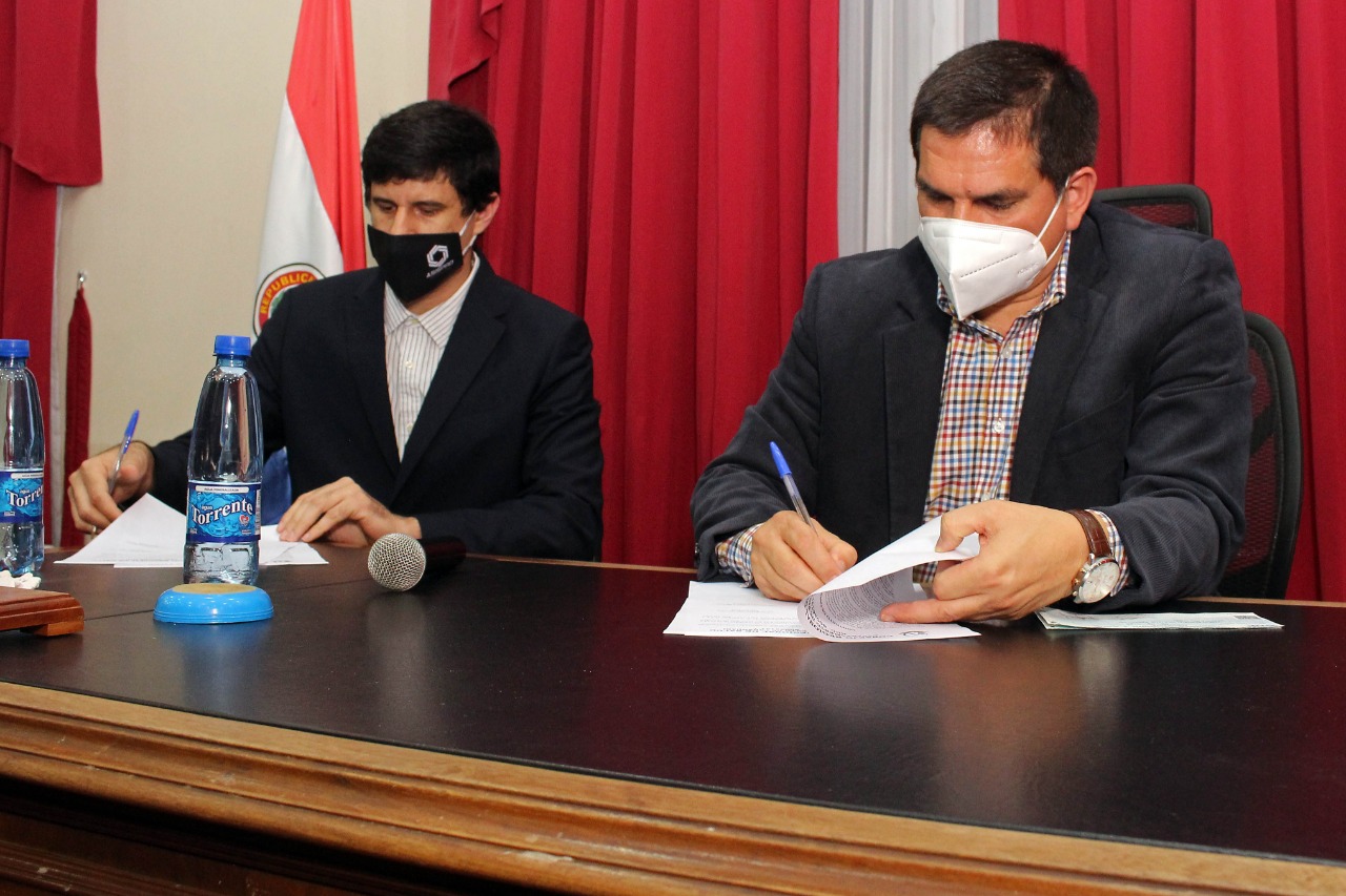 Gobernador Baruja firmando el contrato con la empresa constructora.