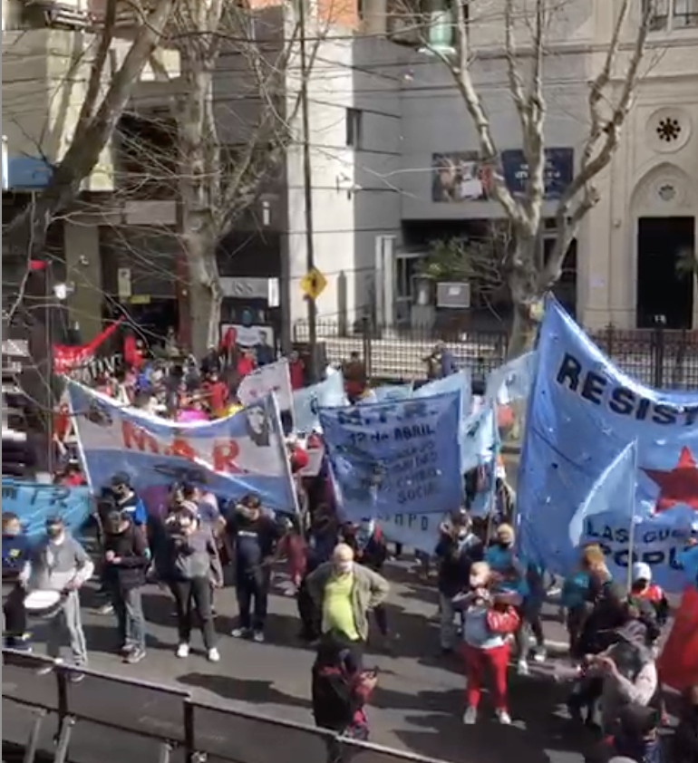 Captura de video de manifestantes frente a la sede de la embajada paraguaya en Buenos Aires, Argentina.