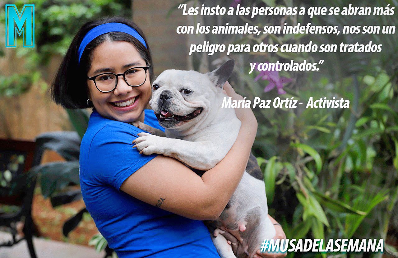 Maria Paz Ortíz, posando con su perrito. Elegida Musa de la Semana por el programa Musas Paraguay.