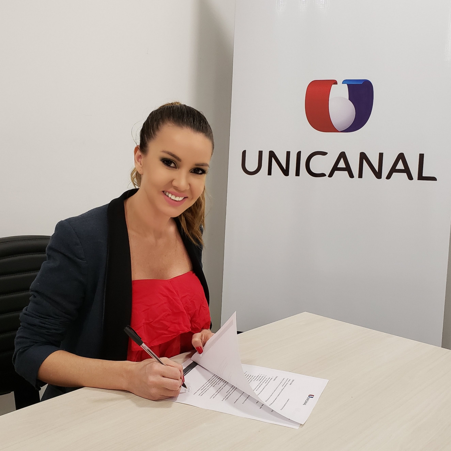 Dallys Ferreira durante la firma de contrato con Unicanal. Foto: Unicanal