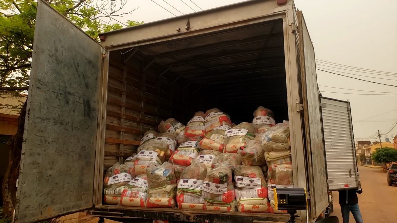 Camión cargado de kits de víveres listos para la entrega a comunidades indígenas de Arroyito.