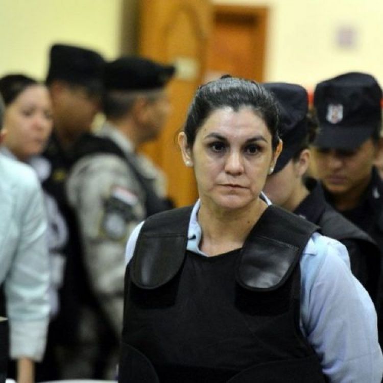 Carmen Villalba vistiendo un chaleco antibalas siendo trasladada a su audiencia.