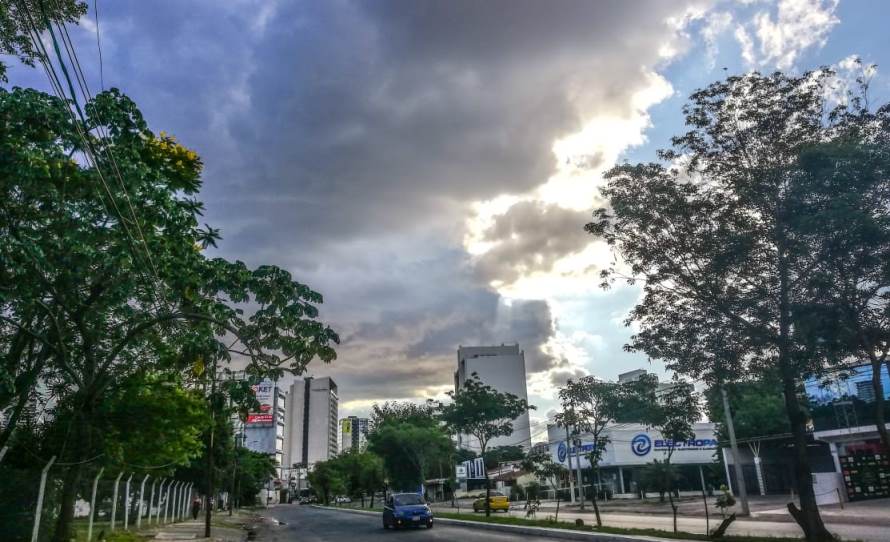 Cielo despejándose de nubes de lluvia sobre la ciudad de Asunción.