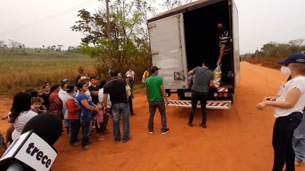 Pobladores de San Pedro recibieron víveres por parte de la familia Denis. Foto: Captura de video / Lorenzo Agüero, corresponsal Grupo JBB.