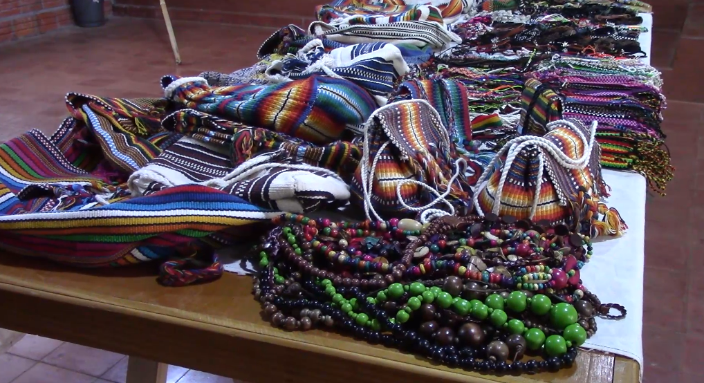 Una gran variedad de productos artesanales son ofrecidos por los integrantes de la comunidad. Foto: Captura video /Javier Cantero, corresponsal de Itapúa del Grupo JBB.