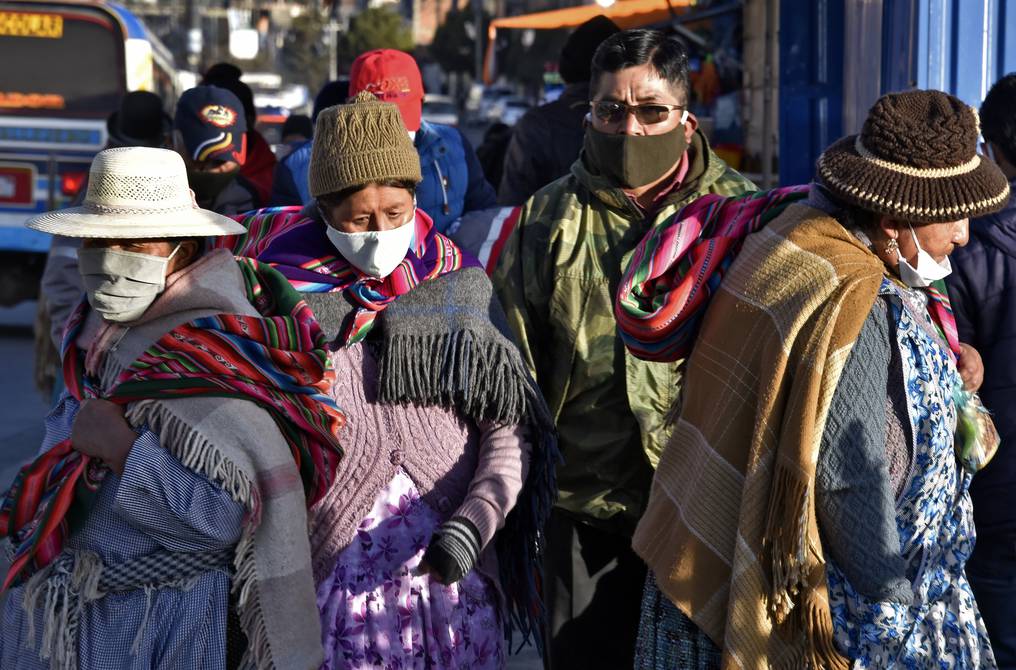 Personas en Bolivia caminando y usando tapabocas.