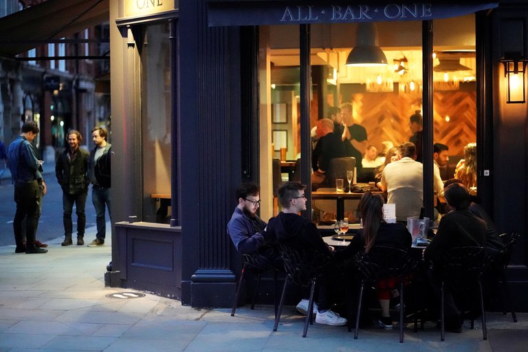 Una de las medidas establece el cierre de bares y restaurantes a las 22:00 horas. Foto: Reuters